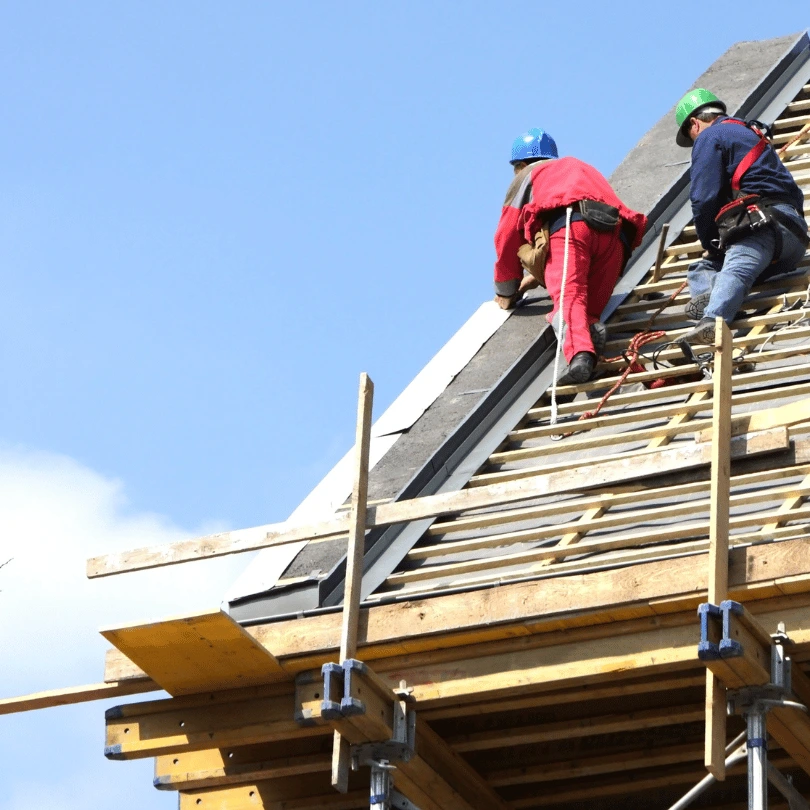 Artisan couvreur à Béziers lors d'une rénovation de toiture